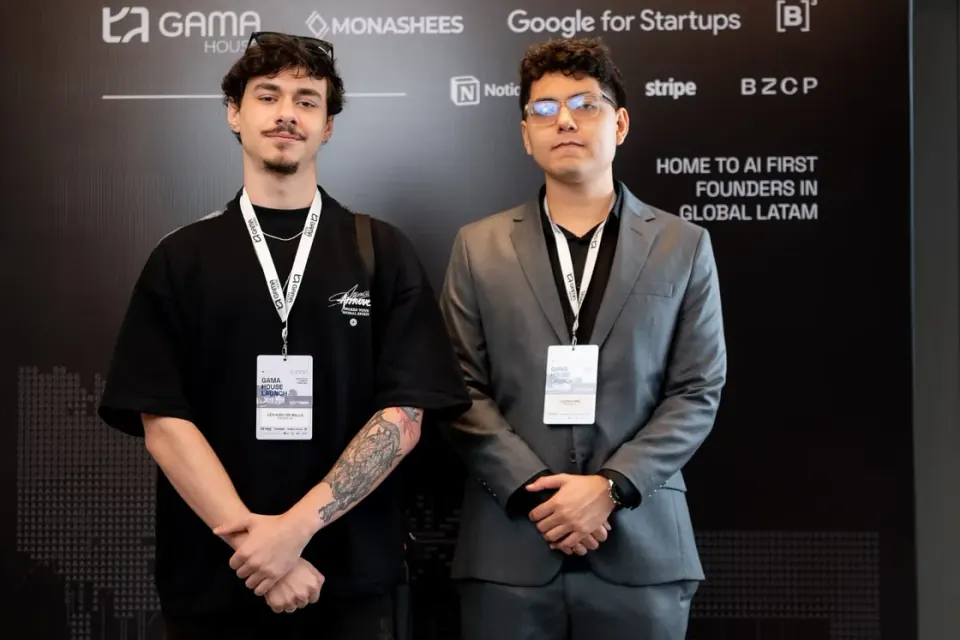 Léo Giani, à esquerda, e Luchas Arie lado a lado num evento de startups
